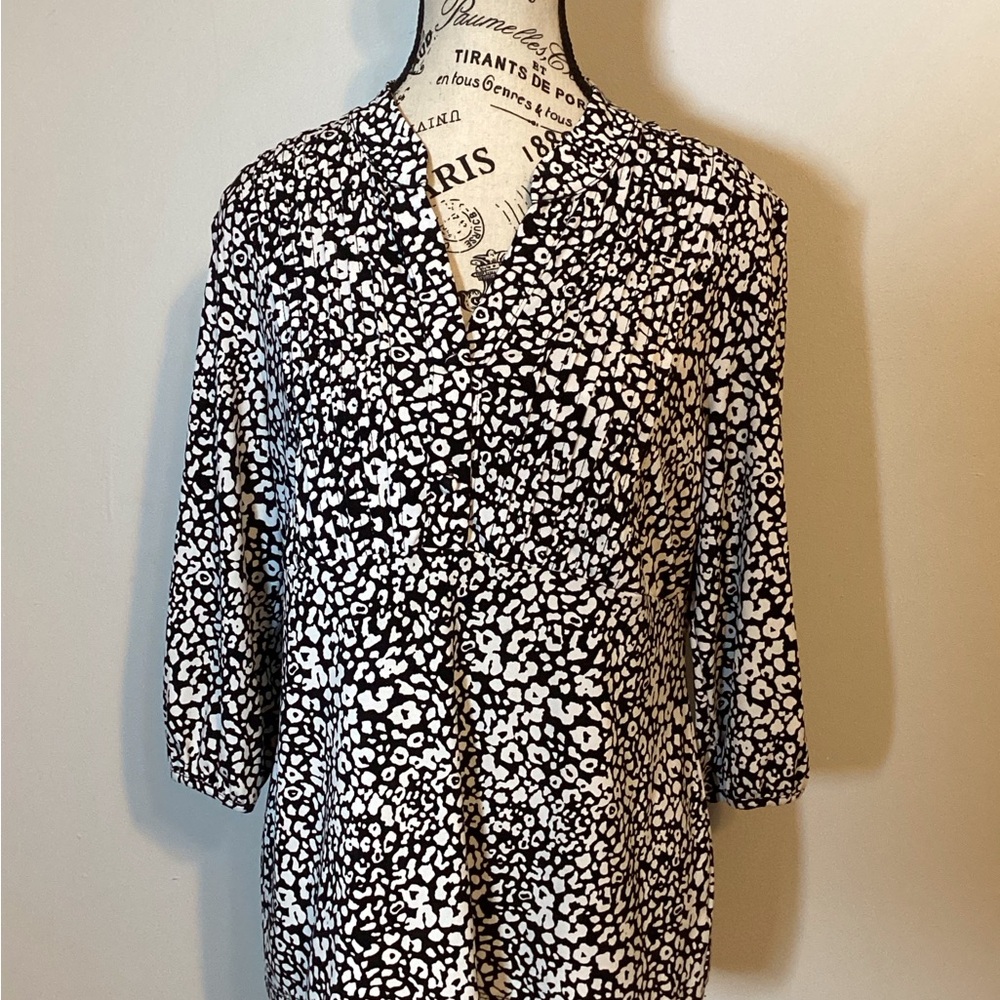 PETITE TOP V-NECK PEASANT SLEEVED BLACK & WHITE TOP by STYLE & COMPANY SZ. LP